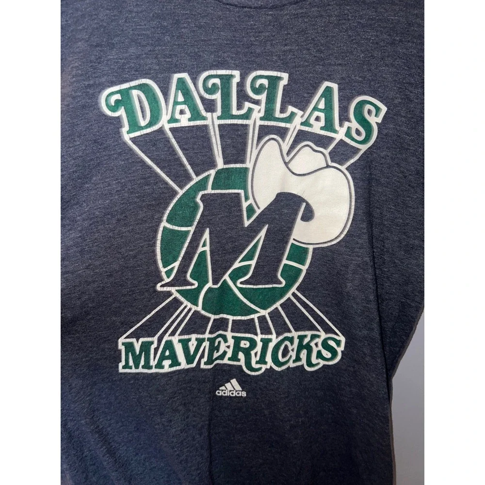 Adidas Dallas Mavericks Mens Graphic T-Shirt‎ Charcoal Grey Heather NBA Logo M